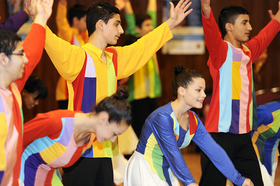 Die fröhlichen Jugendlichen aus Israel brachten in ihren farbenprächtigen Tanzkostümen Schwung in den Saal. (© Matthias Hinrichsen)