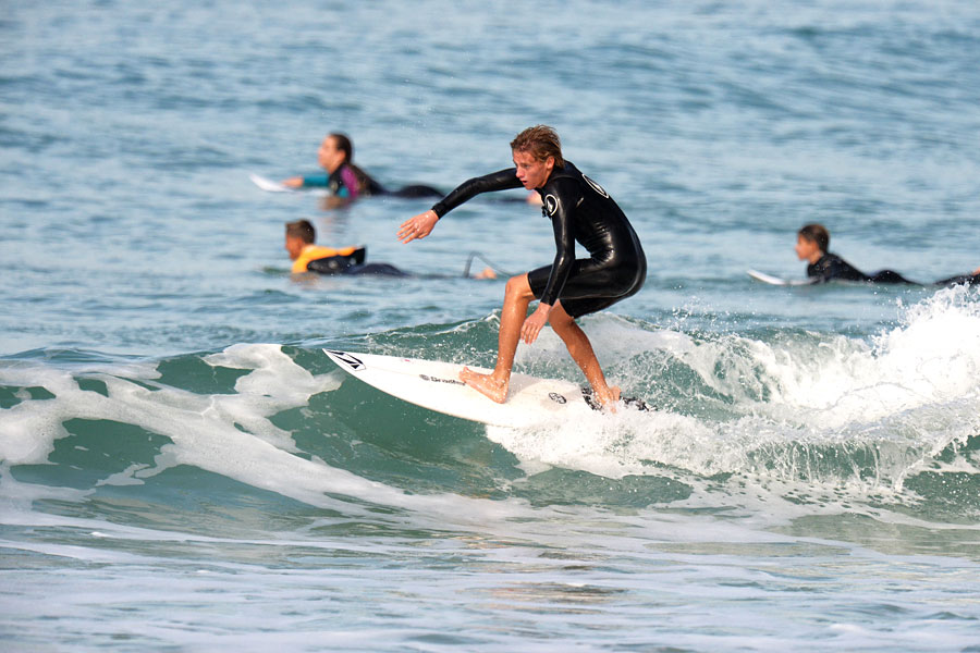 Surfen vor der israelischen Mittelmeerküste. (© Amos Ben Gershom/GPO)