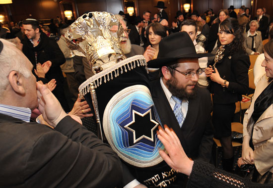 Rabbiner Benjamin Wolff bei der Einweihung einer neuen Torahrolle für das orthodoxe jüdische Bildungszentrum Chabad Lubawitsch in Hannover. (© Matthias Hinrichsen)