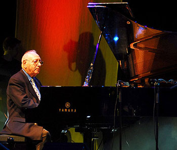 Der legendäre algerische Pianist Maurice el Medioni macht den Anfang mit einem Konzert am 21. Mai 2012. (© Culture of Peace Festival)