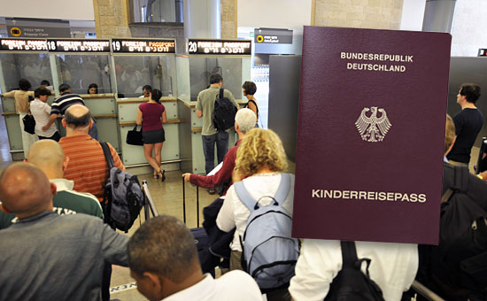 Eltern müssen für ihre Kinder bei der Einreise nach Israel einen eigenen Kinderreisepass vorlegen. (© Matthias Hinrichsen)