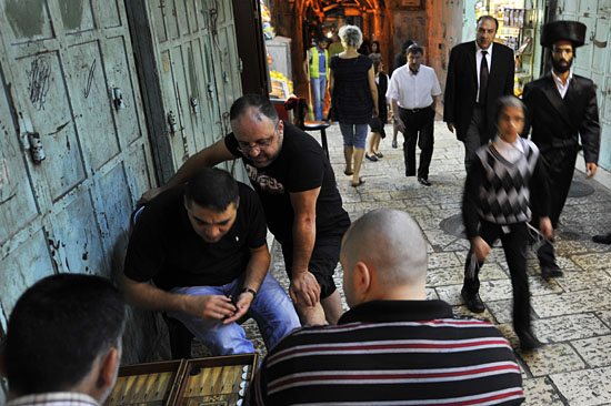 Während Juden vom Gebet an der Klagemauer nach Hause gehen, lassen Araber den Abend mit einem Backgammon-Spiel ausklingen. (© Matthias Hinrichsen)