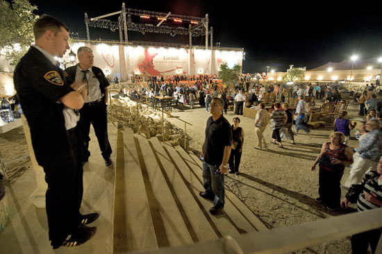 Tausende von Besuchern strömen zum Veranstaltungsort, die Sicherheitskontrollen sind obligatorisch in Israel. (© Matthias Hinrichsen)