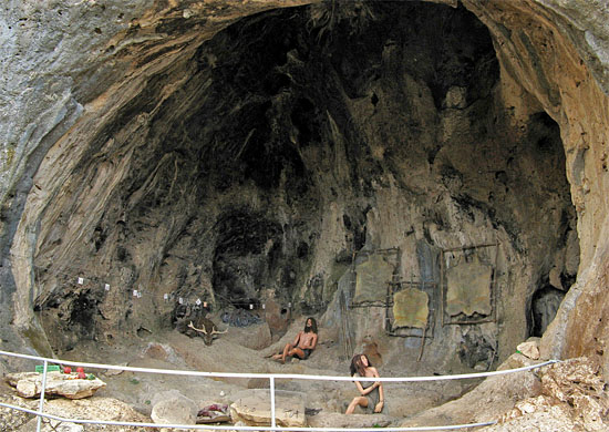 Eine Höhle aus prähistorischer Zeit im Nahal Me'arot, das jetzt zum UNESCO Weltkulturerbe ernannt wurde. (© INPA)