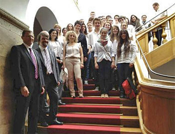 Bayerische und israelische Schülerinnen und Schüler mit dem bayerischen Kultusminister Ludwig Spaenle und dem Generalkonsul des Staates Israel, Tibor Shalev Schlosser in München. (© BJR)