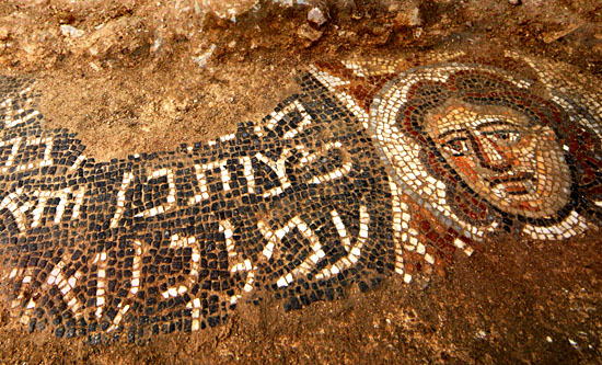 Ein kunstvolles Mosaik von Huqoq mit Frauengesicht und hebräischer Inschrift. (© IAA/Jim Haberman)