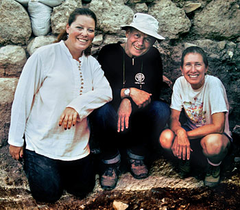 Jodi Magness, David Amit und Shua Kisilevitz, Codirektor der Huqoq Ausgrabungen. (© IAA/Jim Haberman)