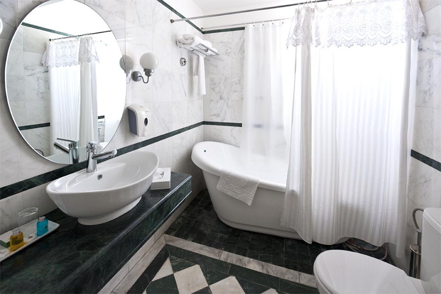 Badezimmer im Colony Hotel Haifa.