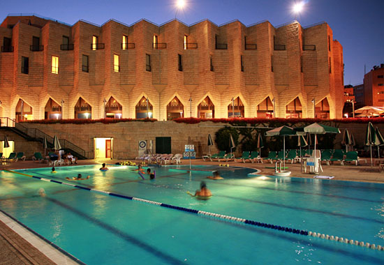 Künftig können sich Hotels in Israel nach dem europäischen Sterne-Bewertungssystem klassifizieren lassen - Pools wie hier im Inbal Jerusalem bringen Zusatzpunkte. (© Inbal)