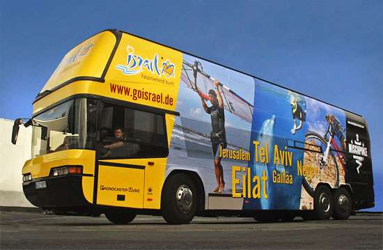 Mit diesem Bus touren die vier Bands zur "Mischpoke Invasion" durch Deutschland. (© IGTO/IsraelMagazin) Mit diesem Bus touren die vier Bands zur "Mischpoke Invasion" durch Deutschland. (© IGTO/IsraelMagazin)