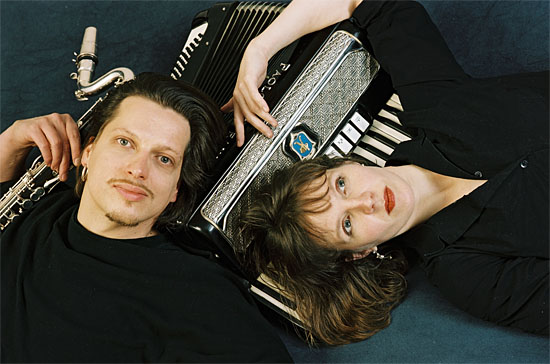 Das Klezmer-Duo Khupe mit Christian Dawid, Klarinette und Sanne Möricke, Akkordeon. (© Khupe) Das Klezmer-Duo Khupe mit Christian Dawid, Klarinette und Sanne Möricke, Akkordeon. (© Khupe)