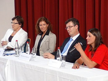 Ministerin Kurth (links), der Gesandte Nahshon und Julia Shubert (rechts) beim Israel-Schülerprojekttag in Leipzig. (© Botschaft des Staates Israel)