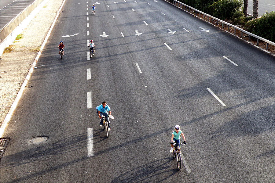 An Yom Kippur ruht sämtlicher Straßenverkehr. (© Ron Almog/flickr "Yom Kippur כביש החוף" CC BY 2.0))