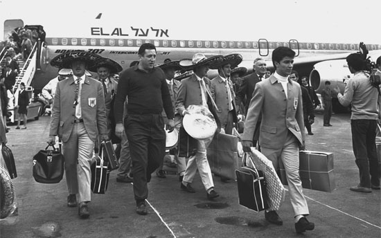 Das israelische Fussball-Team kehrt von Olympia 1968 in Mexico nach Hause. (© GPO)