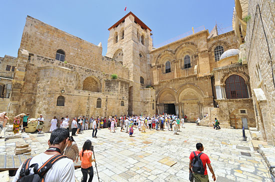 In Jerusalem herrscht das übliche Treiben, Pilgergruppen und Einzelreisende besuchen die Grabeskirche. (© Matthias Hinrichsen/Archiv)