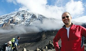 Das Bergsteiger-Team vor dem Kilimandscharo. (© Save a Child's Heart)