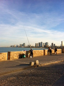 Die Situation heute Morgen in Tel Aviv: In aller Ruhe stehen Angler in Jaffa an der Kaimauer. (© Kerstin Bittiger/Deutsche Botschaft in Tel Aviv)