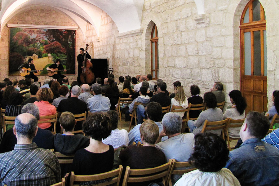 Konzert im Kloster Beit Jamal. (© Flavio~/flickr "Beit Jamal: Swing de Gitans in Concert" CC BY 2.0)
