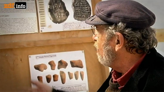 Israelische Archäologen finden in dem "Schutt", den Araber aus den unterirdischen Gängen des Tempelbergs entsorgt hatten, Artefakte auch aus der Zeit des Salamonischen Tempels. (Filmausschnitt)