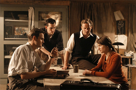 Julia Jentsch als Sophie Scholl mit ihrem Bruder Hans und anderen Mitgliedern der Gruppe "Weiße Rose". (© ARD)