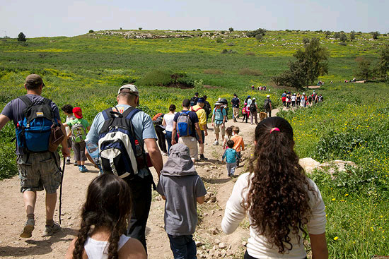 Die Gilboa-Wanderung ist eine Großveranstaltung, bei der auf den letzten fünf Kilometern am zweiten Tag rund 20.000 Erwachsene und Kindern mitgehen. (© ISFA)