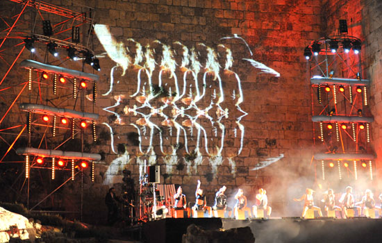 Die Gruppe Mayumana auf dem Licht-Festival Jerusalem. (© Matthias Hinrichsen)