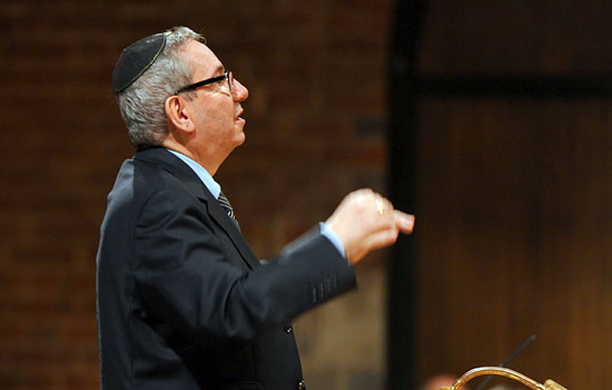 Die Leitung des Konzertes "Die Stimme der Synagoge" hat Professor Andor Izsák. (© Matthias Hinrichsen)