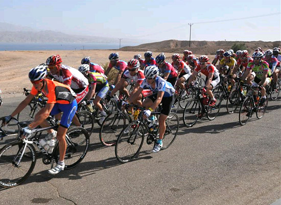 Acht europäische Profiteams treten gegen gleich viele israelische Radspezialisten an. (© Tour de Eilat)