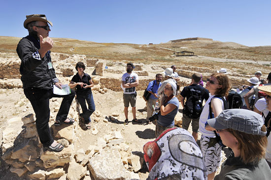 Archäologie-Professor Dieter Vieweger während einer Exkursion.