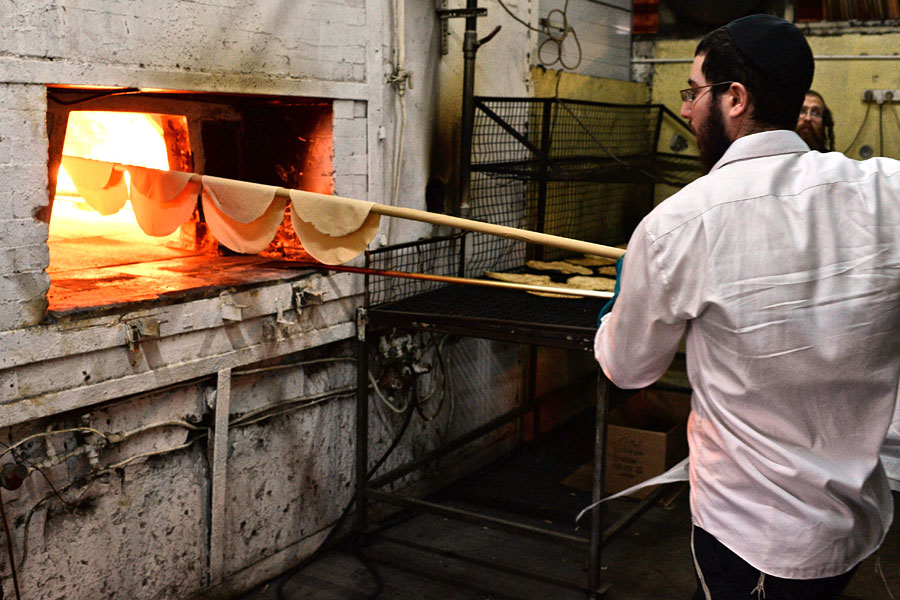 Herstellung von Mazze, dem ungesäuerten Brot, zu Pessach. (© Gideon Kobi/GPO)