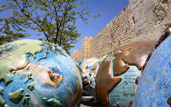 18 überdimensionale Globen vor der Altstadtmauer in Jerusalem. (© Cool Globes)