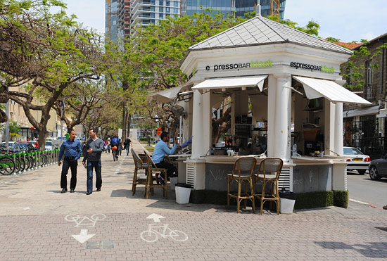 Der erste Kiosk von Tel Aviv stand dort, wo diese Nachbildung heute zu sehen, am Beginn des Rothschild Boulevards. (© Matthias Hinrichsen)