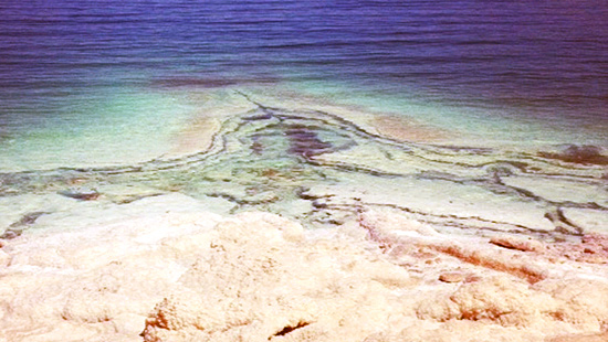 Die Dokumentation "Trockengelegt – Konfliktherd Totes Meer" zeigt die Problematik des sinkenden Wasserspiegels. (© Arte)