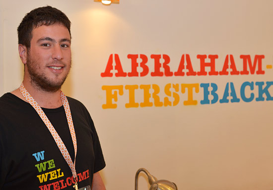 Hilfsbereit und freundlich wird man empfangen und verabschiedet im Abraham Hostel Jerusalem. (© Matthias Hinrichsen)