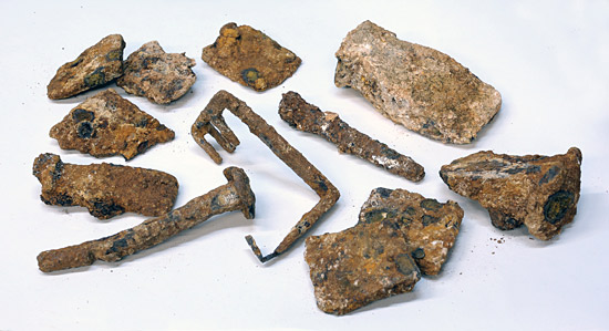 Neben dem Schlüssel wurden auch viele Keile gefunden, die typisch sind für den Abbau von Steinbrüchen. (© Clara Amit, mit freundlicher Genehmigung der Israel Antiquities Authority)