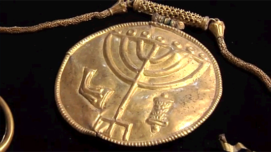 Ein zehn Zentimeter großes Medaillon - geschätzte 1.400 Jahre alt - wurde am Tempelberg in Jerusalem gefunden. (© Hebräische Universität Jerusalem)