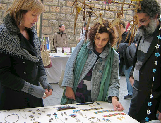 Jeden Freitag von Februar bis Mitte Juli treffen sich Künstler und Käufer auf dem Bezalel Markt in Jerusalem. (© Bezalel Fair)