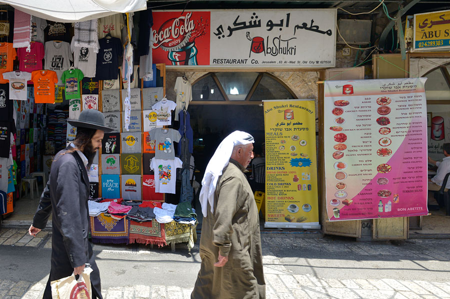 Zwischen all den anderen bunten Läden kann man das Abu Shukri schon mal übersehen. (© Matthias Hinrichsen)