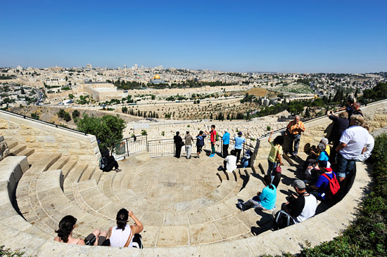 Besucher auf dem Ölberg genießen die Aussicht auf Jerusalem. (© Matthias Hinrichsen)