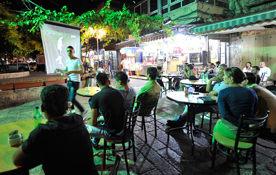 Zur Europameisterschaft im Fußball werden die Spiele live in der Öffentlichkeit wie hier in Jerusalem übertragen. (© Matthias Hinrichsen)