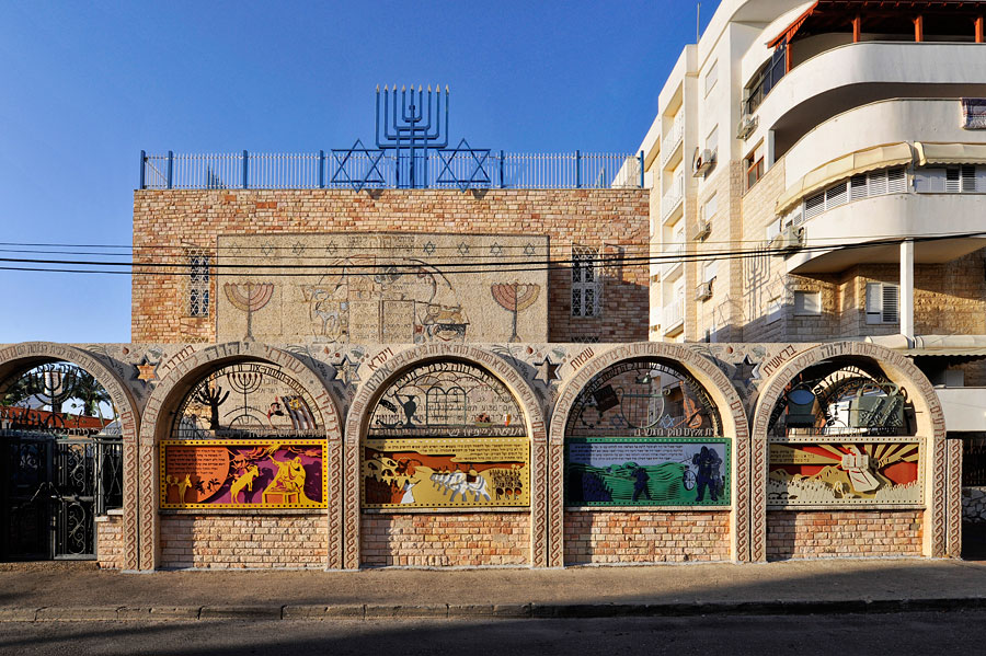 Von außen ist die Tunesische Synagoge La Dschariba flächendeckend mit Mosaiken verkleidet. (© Matthias Hinrichsen)