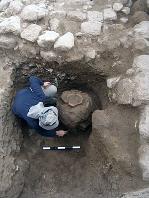 Ein großes Tongefäß wird freigelegt. (© Israel Antiquities Authority)