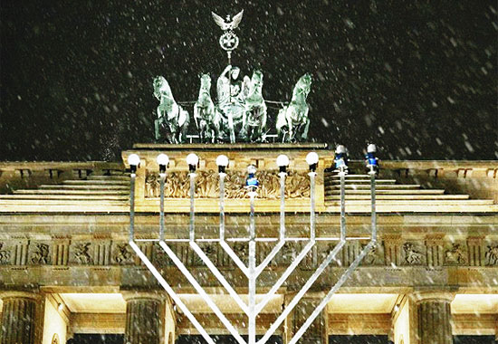 Ab 27. November 2013 steht der zehn Meter hohe Chanukka-Leuchter vor dem Brandenburger Tor. (© Chabad Lubawitsch Berlin/IsraelMagazin)