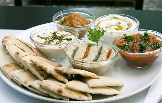 Die Dip-Platte bietet einen guten Exkurs in die unterschiedlichen Geschmäcker der Israelis. (© Restaurant Feinberg's)