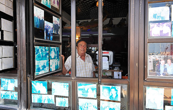 Seit 40 Jahren betreibt Yakov Bar-Gil erfolgreich das Fisch-Restaurant - die alten Fotos erinnern an die berühmten Gäste des 