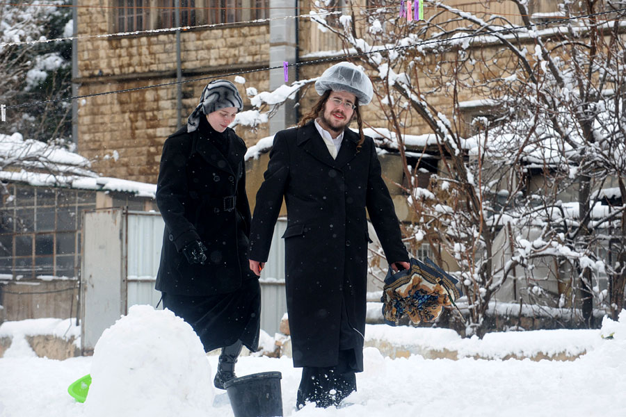 Orthodoxes Ehepaar trotzt dem Schnee in Jerusalem. (© Mark Neyman/GPO)