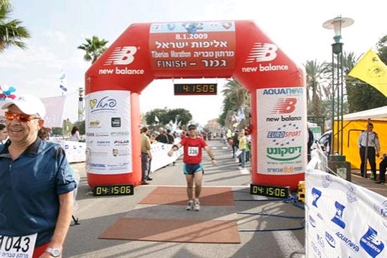 Die meisten der Läufer sind aus Israel und freuen sich auch über eine Zeit von 4 Stunden und 15 Minuten. (© Tiberias Marathon)