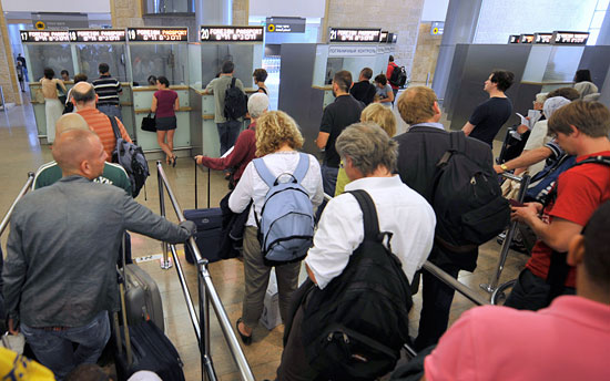 Die Passkontrolle am Flughafen Ben Gurion in Tel Aviv zählt zu den spannendsten Momenten bei der Einreise nach Israel, ist aber ein ganz normaler Vorgang wie in jedem anderen Land. (© Matthias Hinrichsen)