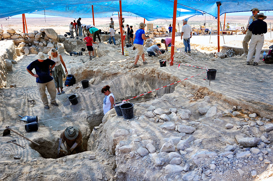 Ausgrabungen mit Volontären in der ehemaligen Siedlung in Qumran