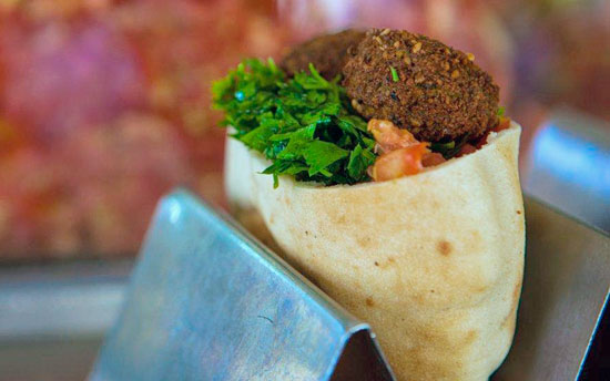 Ist die Falafel wirklich arabisch oder ist es vielmehr ein Essen der Region? Am 1. März 2014 auf Phoenix die dritte Folge von "So isst die Welt" mit Falafel als Thema. (© IGTO/Dana Friedlander)